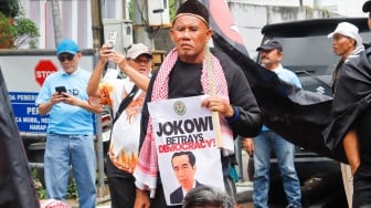 Massa dari Gerakan Lintas Aliansi Adili Koruptor (Gladiator) menggelar aksi Tangkap dan Adili Jokowi di depan Gedung Merah Putih KPK, Jakarta, Kamis (2/10/2025). [Suara.com/Alfian Winanto]