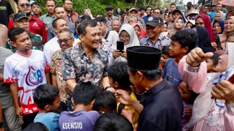 Dari 'Emak-Emak' Hingga Anak-Anak Tumpah Ruah di Tembongraja: Sambut Perbaikan Jalan Desa