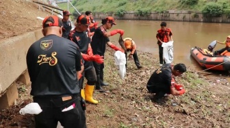 Bersihkan 5 Titik Sungai Ciliwung, Pemuda Pancasila Ubah Sampah Jadi Paving Block