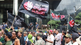 Massa dari Gerakan Lintas Aliansi Adili Koruptor (Gladiator) menggelar aksi Tangkap dan Adili Jokowi di depan Gedung Merah Putih KPK, Jakarta, Kamis (2/10/2025). [Suara.com/Alfian Winanto]