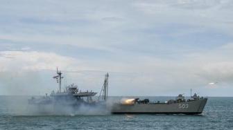 KRI Teluk Amboina (503) meluncurkan roket saat Sailing Pass di perairaan Teluk Jakarta, Kamis (2/10/2025). [ANTARA FOTO/Hafidz Mubarak A/agr]