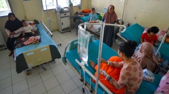 Sejumlah anak yang diduga menjadi korban keracunan MBG dirawat di bangsal anak RSUD Lubuk Basung, Agam, Sumatera Barat, Kamis (2/10/2025). [ANTARA FOTO/Iggoy el Fitra/bar]