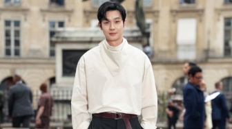 4 Mix and Match Clean Outfit ala Choi Woo Shik, Cocok Buat Nongkrong!