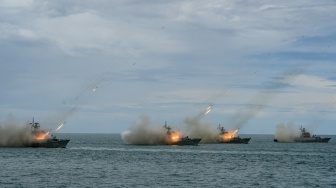 HUT TNI ke-80: TNI AL Gelar Parade Laut dengan 51 Kapal Perang