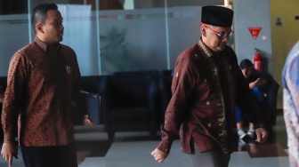 Menteri Haji dan Umrah Mochamad Irfan Yusuf (kanan) saat tiba di Gedung Merah Putih KPK, Jakarta, Jumat (3/10/2025). [Suara.com/Alfian Winanto]