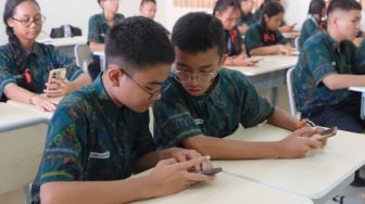 Siswa mengikuti pelajaran bahasa inggris dengan metode pembelajaran smart classroom atau ruang kelas pintar di SMP Negeri 15 Denpasar, Bali, Jumat (3/10/2025). [ANTARA FOTO/Nyoman Hendra Wibowo/YU]