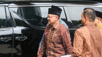 Menteri Haji dan Umrah Mochamad Irfan Yusuf saat tiba di Gedung Merah Putih KPK, Jakarta, Jumat (3/10/2025). [Suara.com/Alfian Winanto]