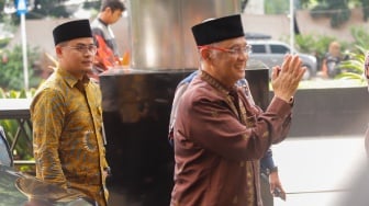 Menteri Haji dan Umrah Mochamad Irfan Yusuf (kanan) saat tiba di Gedung Merah Putih KPK, Jakarta, Jumat (3/10/2025). [Suara.com/Alfian Winanto]