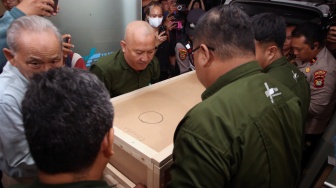 Petugas kargo jenazah menurunkan peti jenazah atlet nasional gimnastik Indonesia alm Naufal Takdir Al Bari (19) setibanya dari Rusia di Kargo Jenazah Bandara Soekarno Hatta, Tangerang, Banten, Kamis (2/10/2025). [ANTARA FOTO/Muhammad Iqbal/nym]