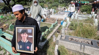 Sejumlah rekan dan keluarga mengangkat peti jenazah atlet nasional gimnastik Indonesia Naufal Takdir Al Bari untuk dimakamkan di TPU Tlogopojok, Gresik, Jawa Timur, Jumat (3/10/2025). [ANTARA FOTO/Rizal Hanafi/rwa]