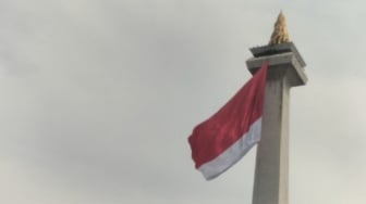 Bendera Merah Putih Robek di Puncak Monas Saat Gladi HUT TNI, Kapuspen: Bahan Kain Kurang Bagus
