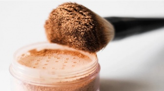 Makeup yang 'Menyembuhkan'? Bongkar Mitos & Fakta Mineral Makeup yang Lagi Tren