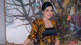 Bikin Bangga! Begini Cara Titi Kamal Pakai Batik Depan Publik