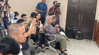 Sidang Praperadilan: Nadiem Makarim Masih Dibantarkan, Orang Tua Setia Hadir di Ruang Sidang
