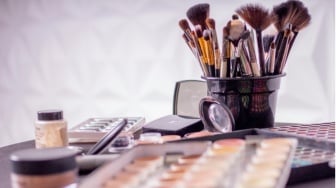 10 Produk Makeup Musim Semi 2025 yang Akan Mengubah Riasan Anda