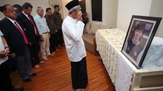 Ketua KONI Pusat Marciano Norman (kiri) bersama keluarga dan kerabat melaksanakan salat jenazah atlet nasional gimnastik Indonesia alm Naufal Takdir Al Bari (19) setibanya dari Rusia di Kargo Jenazah Bandara Soekarno Hatta, Tangerang, Banten, Kamis (2/10/2025). [ANTARA FOTO/Muhammad Iqbal/nym].