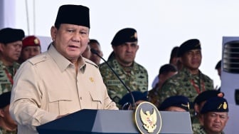 Dari Atas Kapal Perang, Prabowo Beri Pangkat Kehormatan dan Pesan: Jangan Khianati Rakyat!