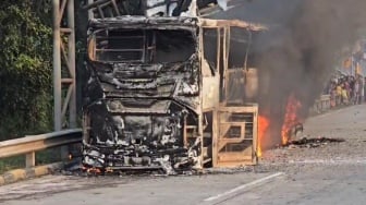 Detik-detik Bus DAMRI Ludes Terbakar di Tol Cikampek, Semua Penumpang Selamat