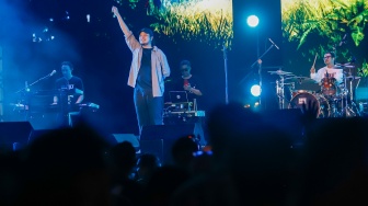 Grup musik Letto tampil menghibur penonton di acara Synchronize Fest 2025 di Gambir Expo Kemayoran, Jakarta, Jumat (3/10/2025). [Suara.com/Alfian Winanto]