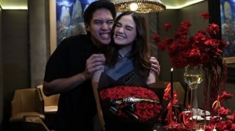 El Rumi Unggah Foto Fitting Baju Adat, Warganet: Prewed Gak Sih?