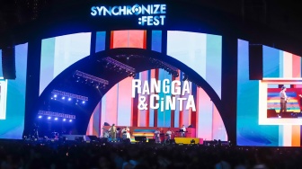 Pertunjukan Musikal Rangga & Cinta di acara Synchronize Fest 2025 di Gambir Expo Kemayoran, Jakarta, Sabtu (4/10/2025). [Suara.com/Alfian Winanto]