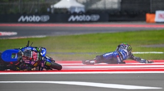 Pembalap Monster Energy Yamaha MotoGP Alex Rins terjatuh saat mengikuti sesi balapan kualifikasi Q2 MotoGP Indonesia 2025 di Sirkuit Internasional Pertamina Mandalika, Lombok Tengah, Nusa Tenggara Barat, Sabtu (4/10/2025). [ANTARA FOTO/Ahmad Subaidi/tom]