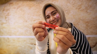 Pengunjung beraktivitas di stan Lion Parcel pada ajang musik Synchronize Fest 2025 di Jakarta, Jumat (3/10/2025). [Handout]