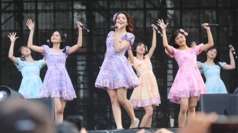 Grup Idol JKT48 tampil menghibur penonton di acara Synchronize Fest 2025 di Gambir Expo Kemayoran, Jakarta, Sabtu (4/10/2025). [Suara.com/Alfian Winanto]