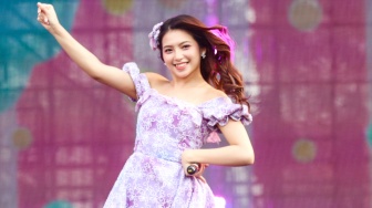 Member JKT48 Shania Gracia tampil menghibur penonton di acara Synchronize Fest 2025 di Gambir Expo Kemayoran, Jakarta, Sabtu (4/10/2025). [Suara.com/Alfian Winanto]