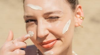 10 Sunscreen SPF 50, Lindungi Kulit dari Flek Hitam dan Jerawat Tanpa White Cast
