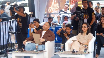 Ekspresi dewan juri saat menilai peserta yang unjuk bakat dalam acara Aice Got You! Panggung Crispymu! di Jakarta, pada Jumat (3/10/2025). [Suara.com/Alfian Winanto]