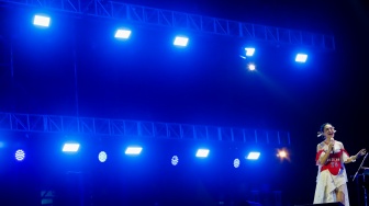 Penyanyi Andien tampil dalam Pertunjukan Musikal Rangga & Cinta di acara Synchronize Fest 2025 di Gambir Expo Kemayoran, Jakarta, Sabtu (4/10/2025). [Suara.com/Alfian Winanto]