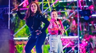 Dari Kolam Ikan sampai Suami Baru: Anisa dan Juwita Bahar Kuasai Panggung Synchronize Fest 2025