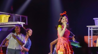 Penyanyi Rara Sudirman tampil dalam Pertunjukan Musikal Rangga & Cinta di acara Synchronize Fest 2025 di Gambir Expo Kemayoran, Jakarta, Sabtu (4/10/2025). [Suara.com/Alfian Winanto]