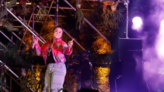 Pedangdut Juwita Bahar tampil menghibur penonton di acara Synchronize Fest 2025 di Gambir Expo Kemayoran, Jakarta, Jumat (3/10/2025). [Suara.com/Alfian Winanto]