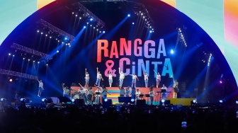 Pertunjukan Musikal Rangga & Cinta di acara Synchronize Fest 2025 di Gambir Expo Kemayoran, Jakarta, Sabtu (4/10/2025). [Suara.com/Alfian Winanto]
