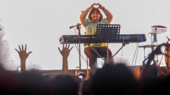 Grup musik The Cottons tampil menghibur penonton di acara Synchronize Fest 2025 di Gambir Expo Kemayoran, Jakarta, Jumat (3/10/2025). [Suara.com/Alfian Winanto]
