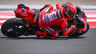 Pembalap Ducati Lenovo Team Marc Marquez memacu kecepatan sepeda motornya dalam sesi kualifikasi Q2 MotoGP Indonesia 2025 di Sirkuit Internasional Pertamina Mandalika, Lombok Tengah, Nusa Tenggara Barat, Sabtu (4/10/2025). [ANTARA FOTO/Aditya Pradana Putra/tom]