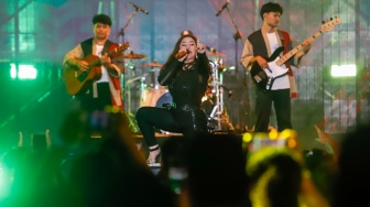 Pedangdut Anisa Bahar tampil menghibur penonton di acara Synchronize Fest 2025 di Gambir Expo Kemayoran, Jakarta, Jumat (3/10/2025). [Suara.com/Alfian Winanto]