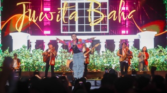 Pedangdut Juwita Bahar tampil menghibur penonton di acara Synchronize Fest 2025 di Gambir Expo Kemayoran, Jakarta, Jumat (3/10/2025). [Suara.com/Alfian Winanto]