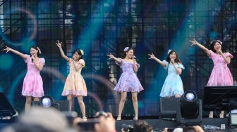 Grup Idol JKT48 tampil menghibur penonton di acara Synchronize Fest 2025 di Gambir Expo Kemayoran, Jakarta, Sabtu (4/10/2025). [Suara.com/Alfian Winanto]