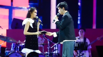 Artis Leya Princy dan El Putra Sarira tampil dalam Pertunjukan Musikal Rangga & Cinta di acara Synchronize Fest 2025 di Gambir Expo Kemayoran, Jakarta, Sabtu (4/10/2025). [Suara.com/Alfian Winanto]