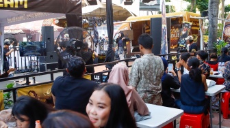 Pengunjung menonton peserta unjuk bakat dalam acara Aice Got You! Panggung Crispymu! di Jakarta, pada Jumat (3/10/2025). [Suara.com/Alfian Winanto]