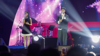 Artis Leya Princy dan El Putra Sarira tampil dalam Pertunjukan Musikal Rangga & Cinta di acara Synchronize Fest 2025 di Gambir Expo Kemayoran, Jakarta, Sabtu (4/10/2025). [Suara.com/Alfian Winanto]