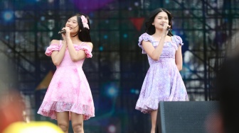 Grup Idol JKT48 tampil menghibur penonton di acara Synchronize Fest 2025 di Gambir Expo Kemayoran, Jakarta, Sabtu (4/10/2025). [Suara.com/Alfian Winanto]