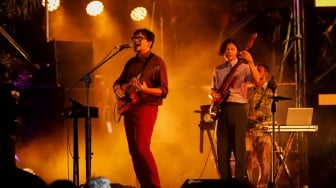 Grup musik The Cottons tampil menghibur penonton di acara Synchronize Fest 2025 di Gambir Expo Kemayoran, Jakarta, Jumat (3/10/2025). [Suara.com/Alfian Winanto]