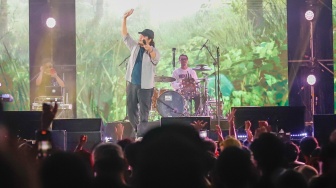 Grup musik Letto tampil menghibur penonton di acara Synchronize Fest 2025 di Gambir Expo Kemayoran, Jakarta, Jumat (3/10/2025). [Suara.com/Alfian Winanto]
