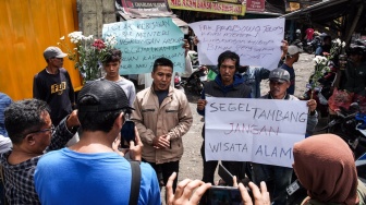"Segel Tambang, Bukan Wisata Alam": Warga Puncak Sampaikan Protes ke Menteri LH