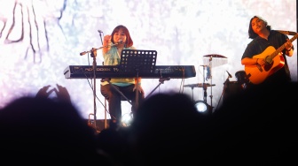 Grup musik The Cottons tampil menghibur penonton di acara Synchronize Fest 2025 di Gambir Expo Kemayoran, Jakarta, Jumat (3/10/2025). [Suara.com/Alfian Winanto]
