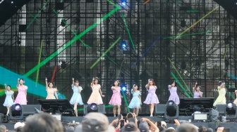Grup Idol JKT48 tampil menghibur penonton di acara Synchronize Fest 2025 di Gambir Expo Kemayoran, Jakarta, Sabtu (4/10/2025). [Suara.com/Alfian Winanto]